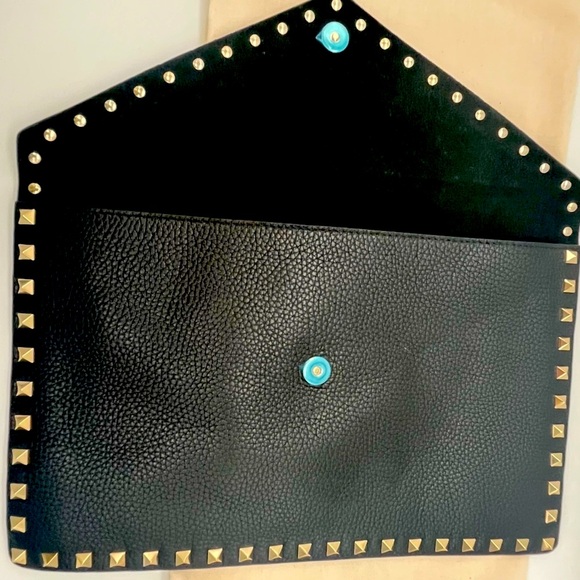 Valentino Garavani - Black Rockstud Envelope Flap Clutch w/ Gold Studs - EUC - Picture 4 of 6